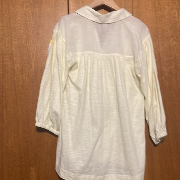 Pilcro cream top.  Cut full and comfortable. - Picture 6 of 8